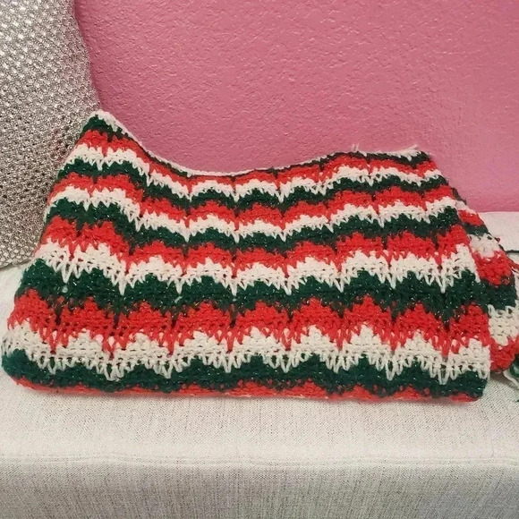 Vintage Zig Zag Red, White and Green Metallic Throw w/Fringe - Picture 1 of 2